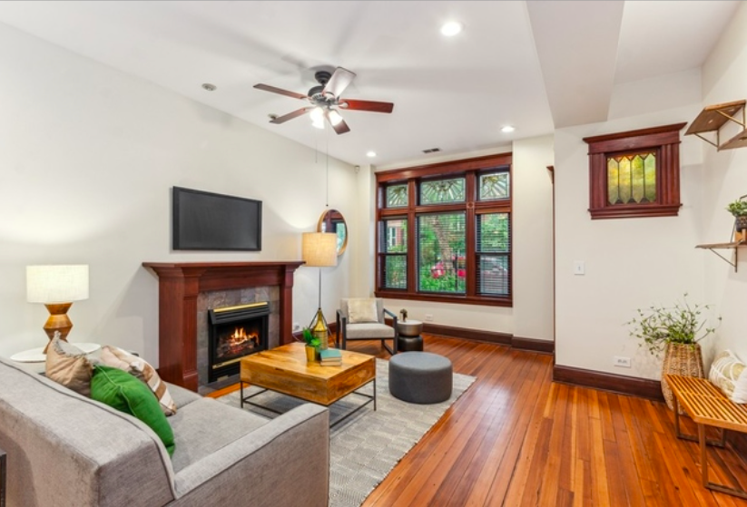 RealtyDowntown's tweet photo. Under contract - Vintage 2 bed/2 bath - Original Douglas Fir hardwood floors, leaded glass, &amp; gorgeous wood trim. In-unit laundry, fireplace,  exterior parking, &amp; private back deck and yard! Buyer represented by Quentin Green
#chicagorealestate #wickerpark #chicagorealtor https://t.co/lGJdgcPNwL