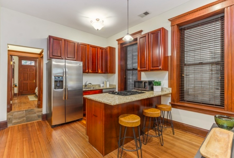 RealtyDowntown's tweet photo. Under contract - Vintage 2 bed/2 bath - Original Douglas Fir hardwood floors, leaded glass, &amp; gorgeous wood trim. In-unit laundry, fireplace,  exterior parking, &amp; private back deck and yard! Buyer represented by Quentin Green
#chicagorealestate #wickerpark #chicagorealtor https://t.co/lGJdgcPNwL