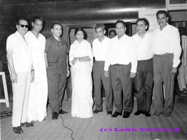 SJFansAssnCal's tweet photo. Seen in the picture below are (L-R): A guest, #Shailendra  #FCMehra #LataMangeshkar, #LekhTandon, #Shankar of #ShankarJaikishan duo, writer #ArjunDevRashk and a guest at the recording of #Jao_Re_Jogi_Tum_Jao_Re for #Amrapali. https://t.co/ptGMNm0FCe