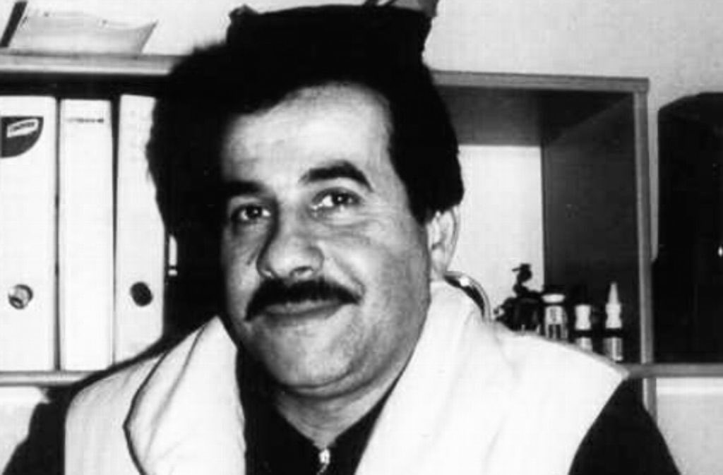 Am 29. August 2001 wird in München-Ramersdorf Habil Kılıç, 38, vom rechtsterroristischen „NSU“ im Gemüseladen seiner Frau ermordet. Kılıç war Vater einer zwölfjährigen Tochter. An dem Gemüseladen in Ramersdorf erinnert heute eine Gedenktafel an ihn und die anderen NSU-Opfer.