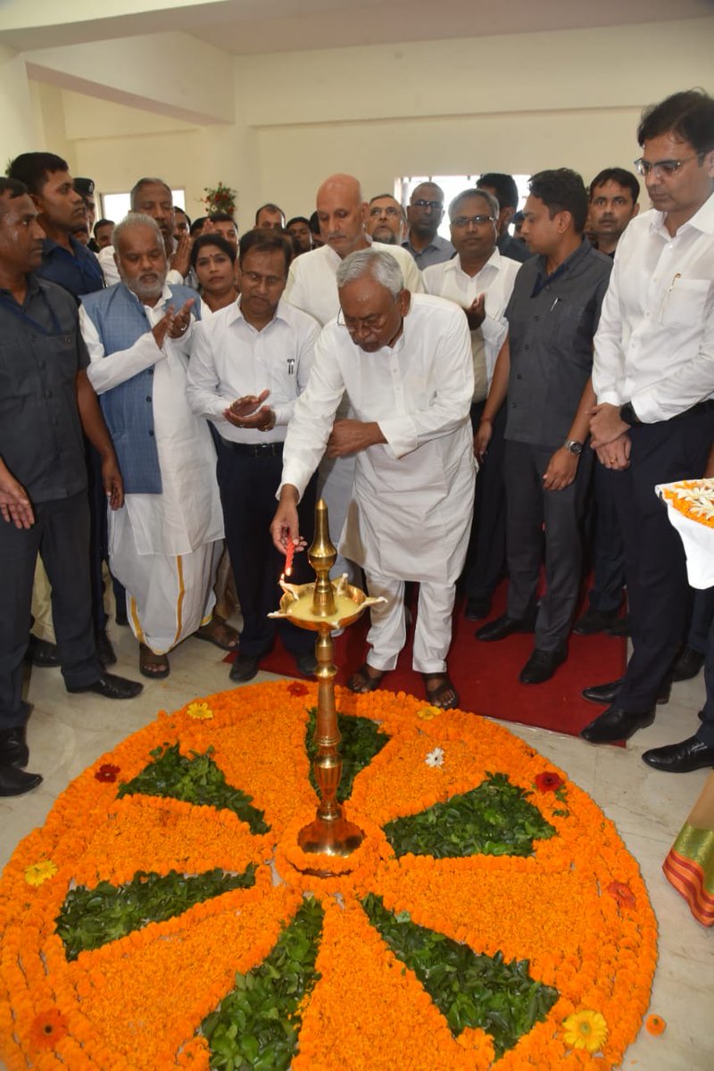 NitishKumar's tweet photo. आज नालंदा जिले के बड़गांव में 121 कर���ड़ रू० की लागत से 10 एकड़ क्षेत्र में बने नालंदा खुला विश्वविद्यालय के नव निर्मित भवन का उद्घाटन किया। इस नए भवन में आधुनिक सुविधाओं से युक्त कार्यालय के साथ-साथ सेमिनार, सम्मेलन एवं कार्यशाला आयोजित करने की सुविधाएं उपलब्ध कराई गई हैं। छात्र-छात्राओं के लिए अलग-अलग छात्रावास तथा अतिथिशाला की भी व्यवस्था है। भवन के निरीक्षण के दौरान परीक्षा भवन की क्षमता को बढ़ाकर 2500 विद्यार्थी की क्षमता ���े रूप में विकसित करने का निर्देश दिया है। इस विश्वविद्यालय परिसर में कुलपति, प्रतिकुलपति, प्रोफेसर, विद्यार्थियों एवं विश्वविद्यालय के अधिकारियों एवं कर्मियों के आवासन की सुविधा उपलब्ध कराई गई है। पहले किराये के भवन में चलने के कारण विश्वविद्यालय के काम-काज में काफी असुविधा होती थी। अब इसका अपना भव्य भवन बन गया है जिससे छात्र-छात्राओं तथा शिक्षकों को काफी सुविधा होगी। (1/2)