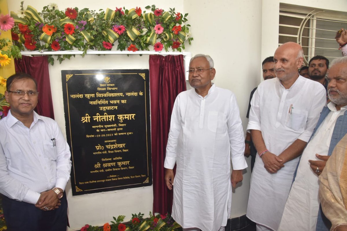 NitishKumar's tweet photo. आज नालंदा जिले के बड़गांव में 121 कर���ड़ रू० की लागत से 10 एकड़ क्षेत्र में बने नालंदा खुला विश्वविद्यालय के नव निर्मित भवन का उद्घाटन किया। इस नए भवन में आधुनिक सुविधाओं से युक्त कार्यालय के साथ-साथ सेमिनार, सम्मेलन एवं कार्यशाला आयोजित करने की सुविधाएं उपलब्ध कराई गई हैं। छात्र-छात्राओं के लिए अलग-अलग छात्रावास तथा अतिथिशाला की भी व्यवस्था है। भवन के निरीक्षण के दौरान परीक्षा भवन की क्षमता को बढ़ाकर 2500 विद्यार्थी की क्षमता ���े रूप में विकसित करने का निर्देश दिया है। इस विश्वविद्यालय परिसर में कुलपति, प्रतिकुलपति, प्रोफेसर, विद्यार्थियों एवं विश्वविद्यालय के अधिकारियों एवं कर्मियों के आवासन की सुविधा उपलब्ध कराई गई है। पहले किराये के भवन में चलने के कारण विश्वविद्यालय के काम-काज में काफी असुविधा होती थी। अब इसका अपना भव्य भवन बन गया है जिससे छात्र-छात्राओं तथा शिक्षकों को काफी सुविधा होगी। (1/2)