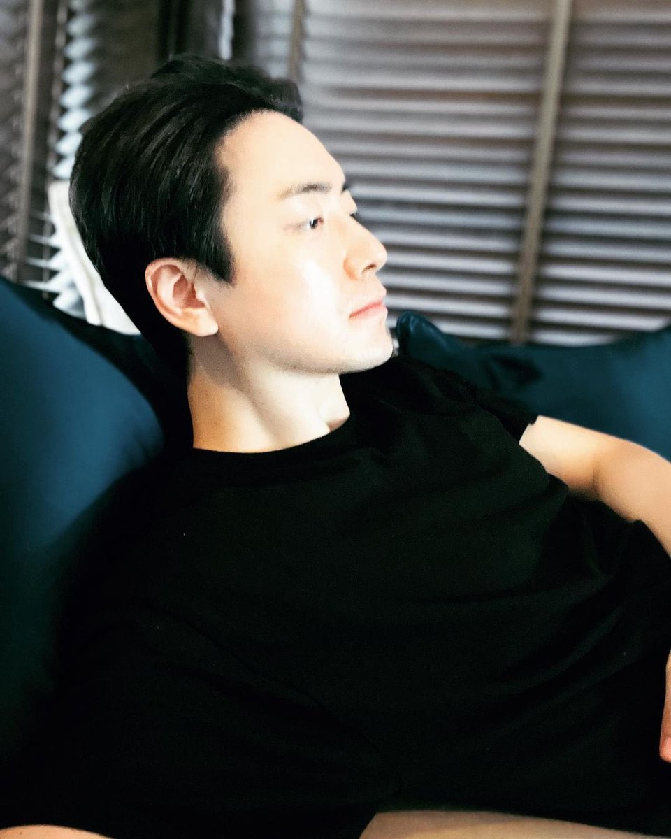 jaringobibaby's tweet photo. 집에서 영화                                       진짜그자세로
이러고본다더니                                      누워잇음 https://t.co/7BVBehw84Z