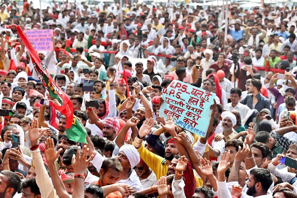 yadavakhilesh's tweet photo. ऐतिहासिक विधानसभा है, अब ये ऐतिहासिक परिणाम भी देगी। 

जब भाजपाई कहें इनके जीतने से ‘डबल इंजन ‘ की सरकार का फ़ायदा मिलेगा… तो मेरे घोसीवासी भाई कह दीजिएगा… बात इंजन की नहीं ड्राइवर की होती है… जो इंजन छोड़कर भाग जाए ऐसे ड्राइवर घोसी को नहीं चाहिए। https://t.co/Fn55lT2GVq