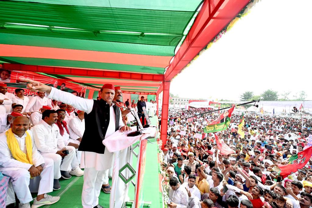 yadavakhilesh's tweet photo. ऐतिहासिक विधानसभा है, अब ये ऐतिहासिक परिणाम भी देगी। 

जब भाजपाई कहें इनके जीतने से ‘डबल इंजन ‘ की सरकार का फ़ायदा मिलेगा… तो मेरे घोसीवासी भाई कह दीजिएगा… बात इंजन की नहीं ड्राइवर की होती है… जो इंजन छोड़कर भाग जाए ऐसे ड्राइवर घोसी को नहीं चाहिए। https://t.co/Fn55lT2GVq