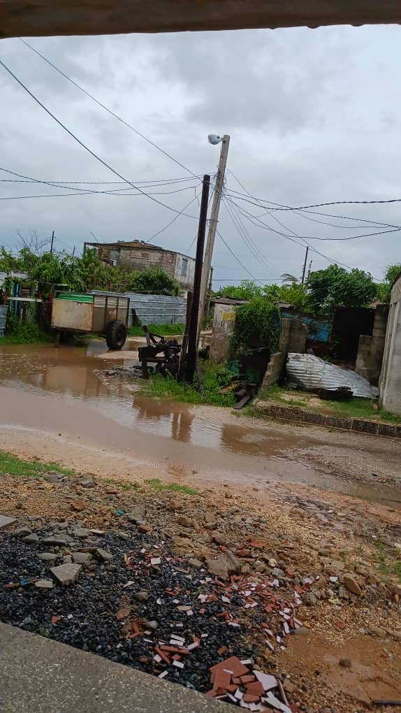 Inundaciones en el poblado costero de La Coloma, donde residen unos 7000 habitantes.
Huellas de #TTIdalia 
📷 Mirna Susana