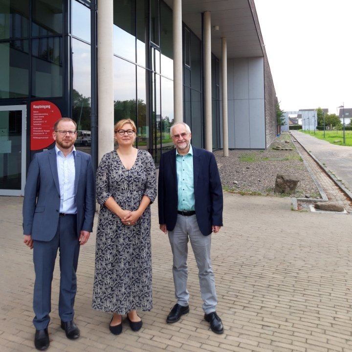 Katrin Uhlig (<a href="/katrinuhligbn/">Katrin Uhlig</a>) MdB, war zu Gast an der #AlanusHochschule in Alfter. Wir haben uns sehr gefreut über den Austausch zur energetischen Sanierung!  
Mit Hochschulrektor Hans-Joachim Pieper und Volker Rheker (Alanus Stiftung).