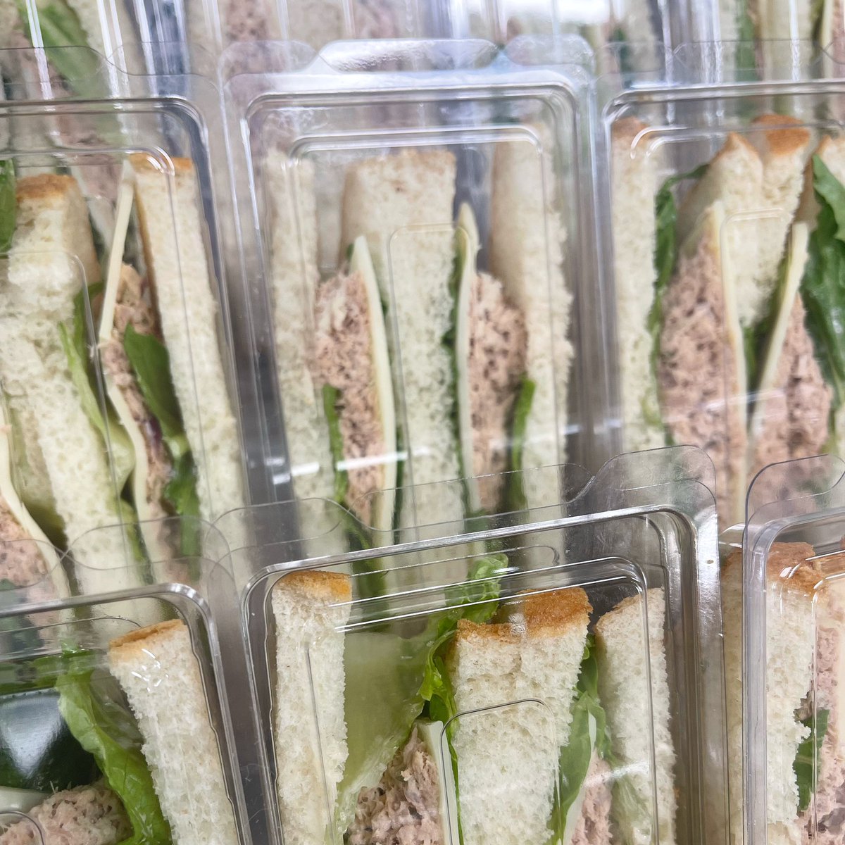 BalancedChefLLC's tweet image. Hungry? Need lunch? Our coolers are stocked with grab and go goodies! 🥪🥙🌯

Turkey club, roast beef, chicken salad, egg salad, tuna salad, chicken caesar wraps and more!