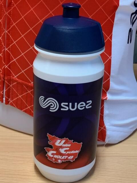 Dans le cadre de son partenariat avec l'<a href="/uccholet49/">UC Cholet 49</a>,
<a href="/suez/">SUEZ</a> a offert des bidons à tous les coureurs du club.
<a href="/choletagglo/">Cholet, Ville et Agglomération</a> <a href="/PBrault49/">Patrice Brault</a>