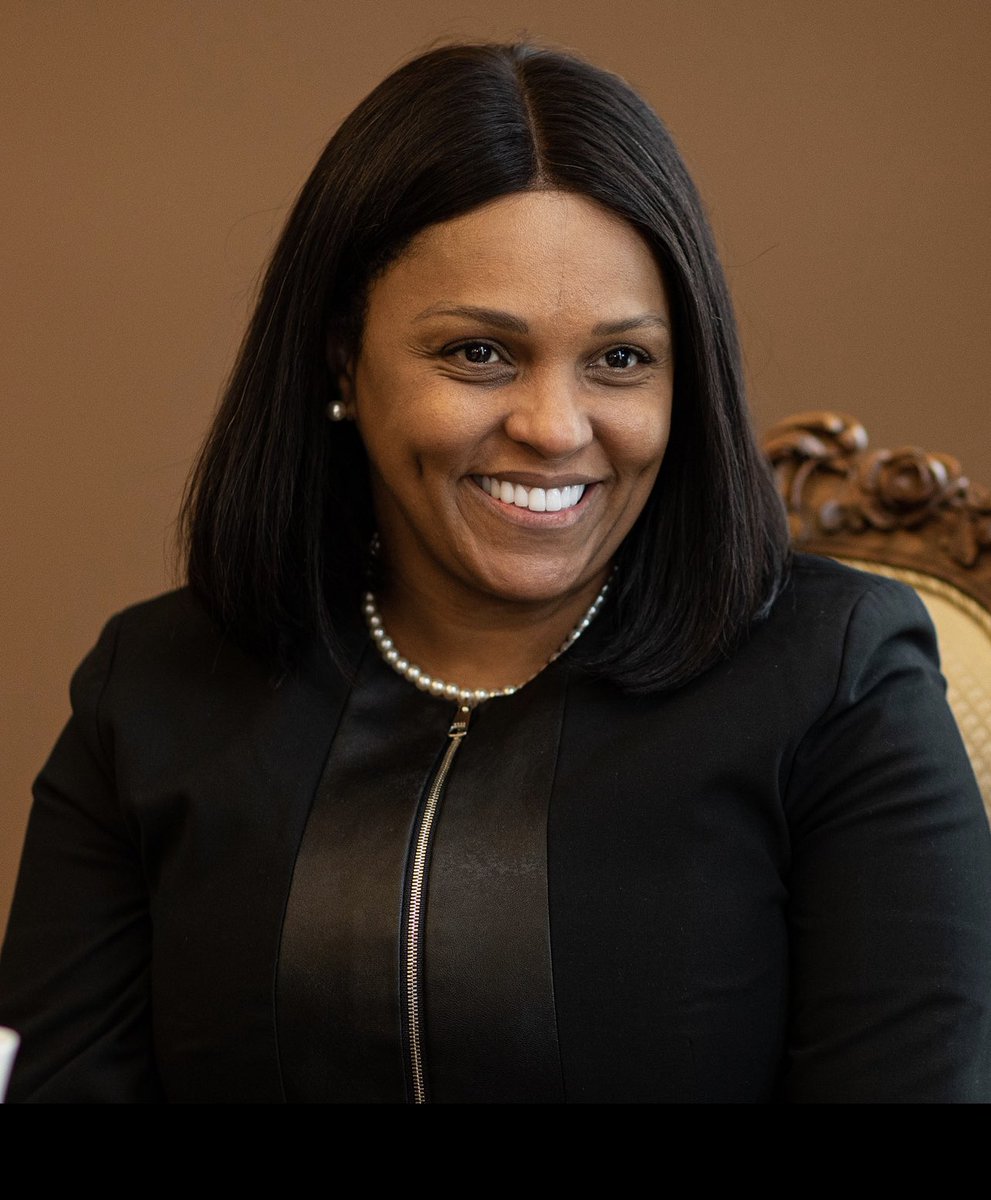 sergedanielinfo's tweet photo. #Union Africaine/Une femme à la tête de l'UA? Alors que l'acutuel Président de la Commission termine en principe son dernier mandat dans qq mois, une femme  polyglotte est candidate pour prendre le poste.Son nom ?Suzi Carla Barbosa ,Ex-ministre des Affaires E de  la Guinée-Bissau https://t.co/LV34dLZ1uJ