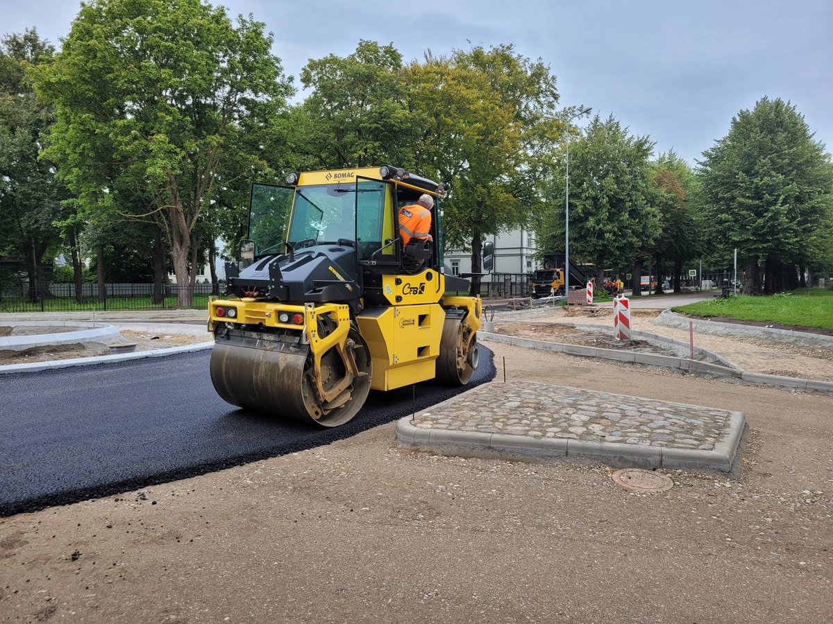 Šodien Kūrmājas prospekta un Uliha ielas krustojumā sākušies izbūvētā satiksmes apļa asfaltēšanas darbi.