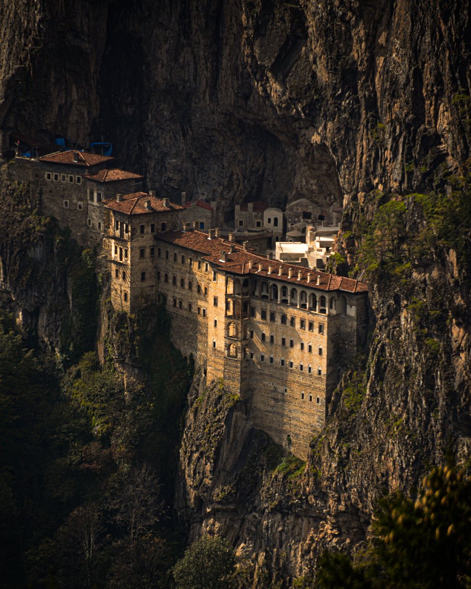 Vistaria0's tweet photo. Sümela Monastery, Turkey 🇹🇷 Stunningly beautiful site nestled in the side of a mountain #sumelamonastery #turkey https://t.co/yNZUg968Mg
