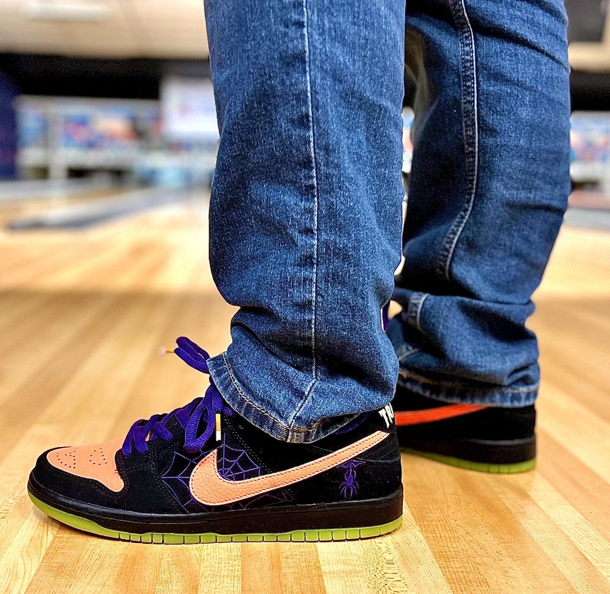 WinstonSalemTJs's tweet photo. Day 16 of 30 days of #dunksondeck @trudyspeaks @n8frost @Kayas_Kicks
Rocking the SB low ‘Night of Mischief’ Dunks today. I love Halloween.🎃 Pic taking in a 1950’s old-school bowling alley. Happy Tuesday! 😮💨🥵🔥👟
#KOTD #MischiefDunks #sbdunks #nikestore #Halloweendunks https://t.co/PVuCqURvPv