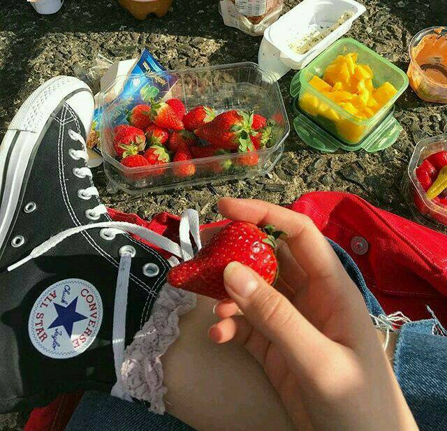 artindetails's tweet photo. strawberry-picking 🍓 https://t.co/5uVnU0Aydl