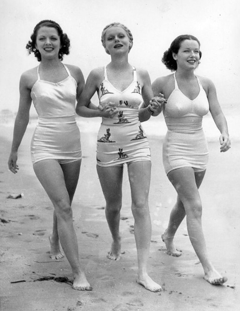 WAGongaware's tweet photo. Carol Hughes
"Flash Gordon Conquers the Universe" (1940) as Dale Arden
In the waves with June Travis and Marie Wilson
#OldHollywood #MovieSerial https://t.co/UECN11oFt0