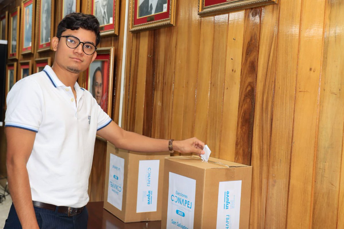 ConapejSv's tweet photo. #EleccionesCONAPEJ2023 🗳️ | Las organizaciones juveniles de San Salvador y La Libertad ya ejercieron su derecho al voto ¡La juventud decidió y las elecciones de la zona central del Consejo Nacional de la Persona Joven ya tienen ganadores! 
 
#JuventudSV https://t.co/gitKoz9EYY
