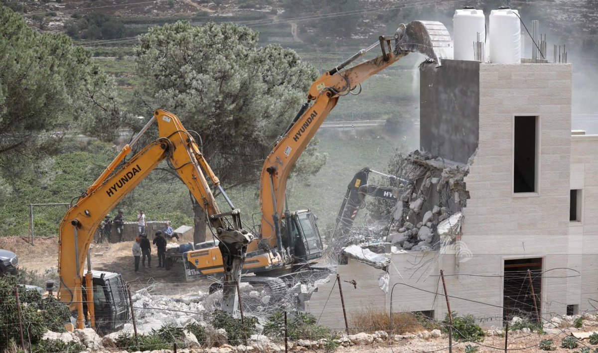 QudsNen's tweet photo. In pictures: Israeli occupation forces demolish a two-storey Palestinian home in the neighborhood of Al-Buwera in the city of Hebron, south of the occupied West Bank, today.
Credit: Mashhour Wihwah https://t.co/KM4F9sG9eI