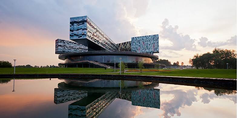 AfricaFactsZone's tweet photo. Ghanaian Architect, Sir David Adjaye designed The National Museum of African American History and Culture in Washington, USA

Moscow School of Management in Russia

Abrahamic Family House in Abu Dhabi, UAE

Children's Cancer Centre in Rwanda

160-acre urban project in Uganda

Ghana's New Parliamentary Chamber, International Cancer Centre for Children, Marine Drive, Trade Fair Centre Redesign and National Petroleum Corporation's Head Office.

Sycamore & Oak in
Washington, USA.