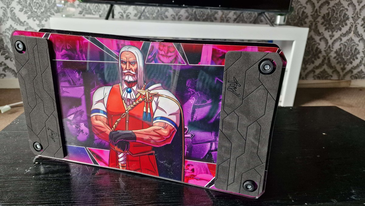 TreacheryDevour's tweet photo. got my fightstick finally built!

man like @jonyfraze for the case and man like @ShadalooFrieza for the art 🙏 https://t.co/YbpGgwy57V