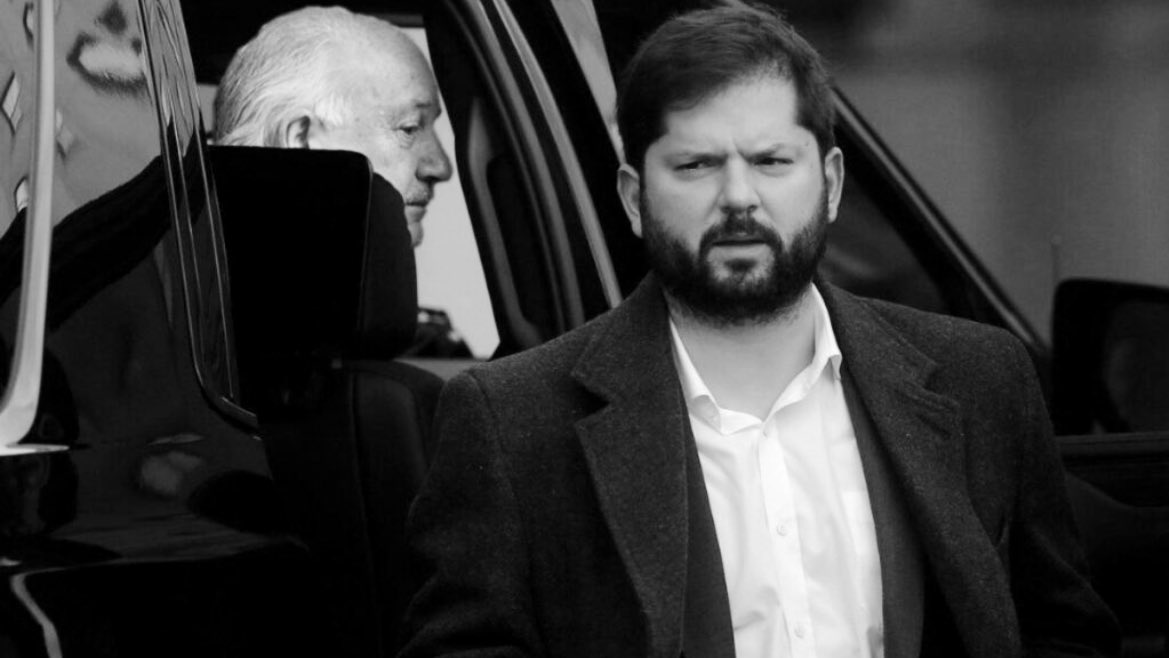 porqtendenciaCL's tweet image. 🔴 #AHORA | NUEVO AUTOGOL DE BORIC: El presidente se llenó de críticas tras decretar duelo nacional por la muerte del terrorista Guillermo Teillier.