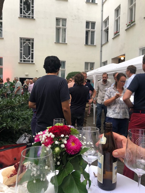 Open House Sommerparty im Berliner COVENDIT Office!

Ein herzliches Dankeschön an Alle, die gekommen sind, um mit uns zu feiern und sich auszutauschen! Eure Anwesenheit hat die Party zu etwas Besonderem gemacht.

Wir freuen uns jetzt schon auf die Sommerparty im nächsten Jahr!