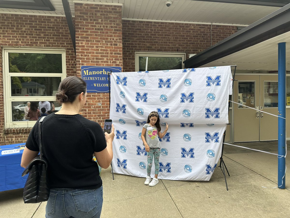 Eric__Mace's tweet image. Picture- Perfect beginnings as new parents and students grab a prop and say cheese before the tour 📸 #goport