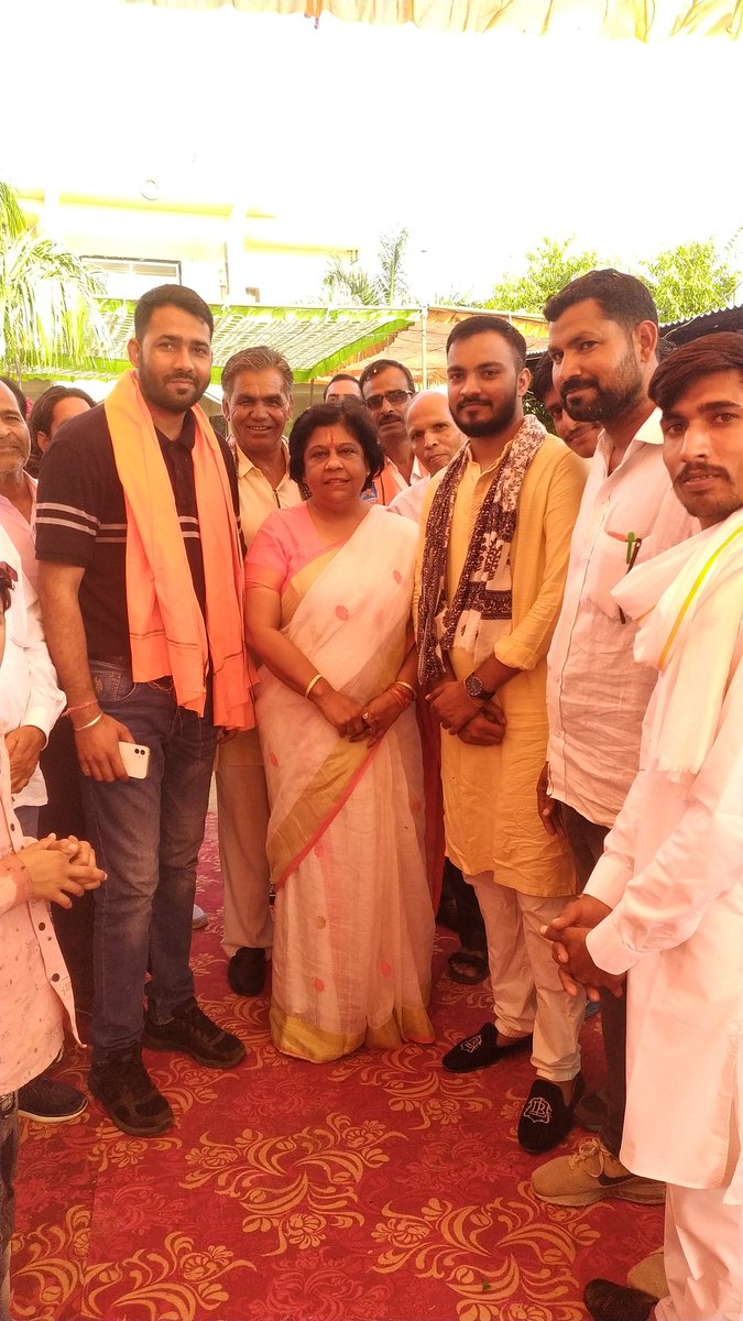 Dhabhai_ji's tweet photo. आज मामा जी के आवास पर पधारे डॉ. अल्का मैडम जी (राष्ट्रीय मंत्री भाजपा) ,  भाईसाहब राजेश जी  गुर्जर ( भाजयुमो अध्यक्ष) का स्वागत कर क्षेत्र की समस्या से अवगत कराया !!🙏 @alka_gurjar @RajeshS29049641 https://t.co/6N0NiEcsYH