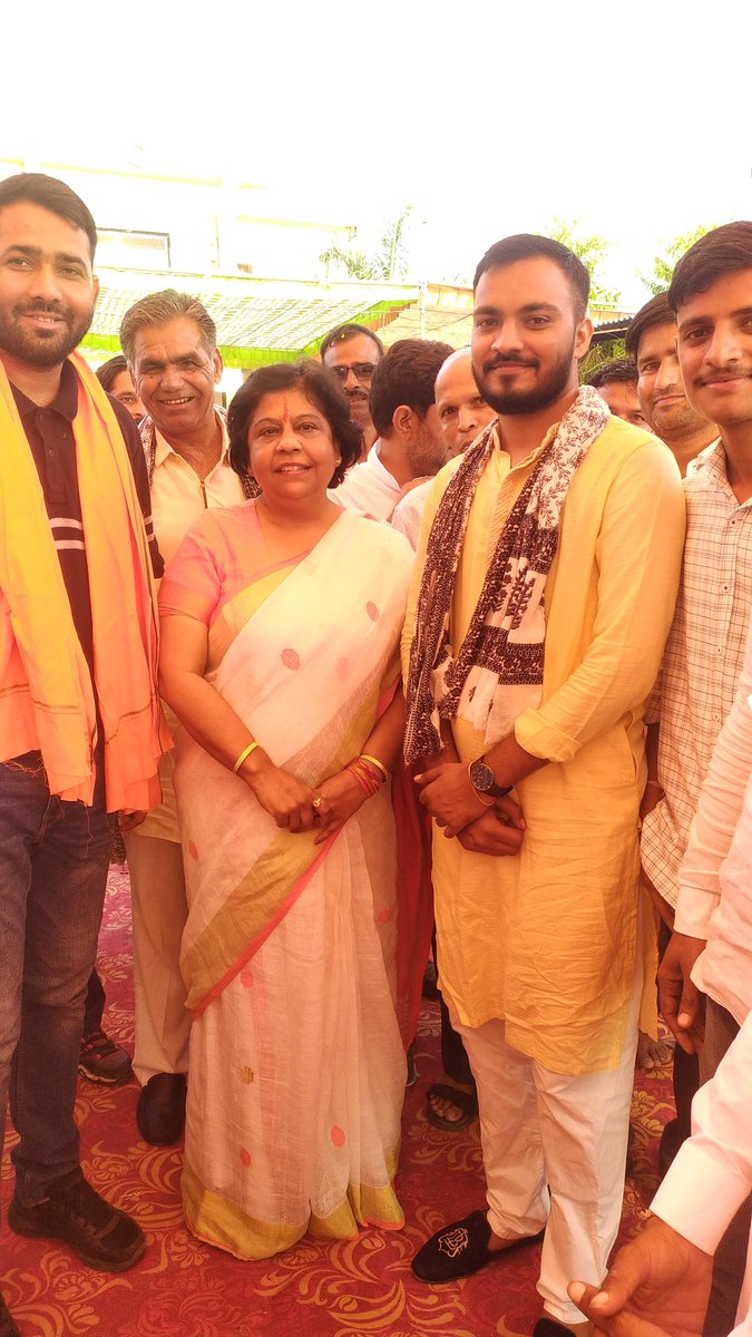 Dhabhai_ji's tweet photo. आज मामा जी के आवास पर पधारे डॉ. अल्का मैडम जी (राष्ट्रीय मंत्री भाजपा) ,  भाईसाहब राजेश जी  गुर्जर ( भाजयुमो अध्यक्ष) का स्वागत कर क्षेत्र की समस्या से अवगत कराया !!🙏 @alka_gurjar @RajeshS29049641 https://t.co/6N0NiEcsYH