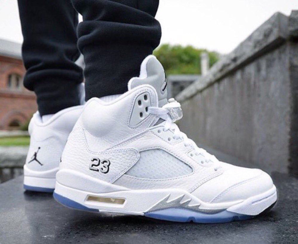 SneakerPics23's tweet photo. White Metallic 5’s https://t.co/0ItcHaC9NA