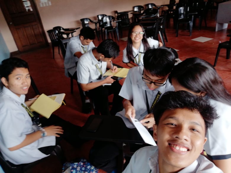 itmesabine's tweet photo. Kung mag-aaral ako ulit, gusto ko ulit kayo maging kaklase. I wouldn't survive college without u guys https://t.co/Fv5Qn9K1K8