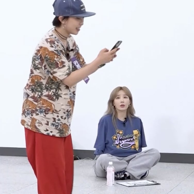 aeyoaeyo11's tweet photo. 아니 85년생 벅키 씨 뭐임 존나 연상녀잖아
00년생 아기가 안무 저니까
🥺<< 이러고 쳐다보고
다시 정하자고 대신 말해줌ㅁㅊ… https://t.co/i5nS57fLL3