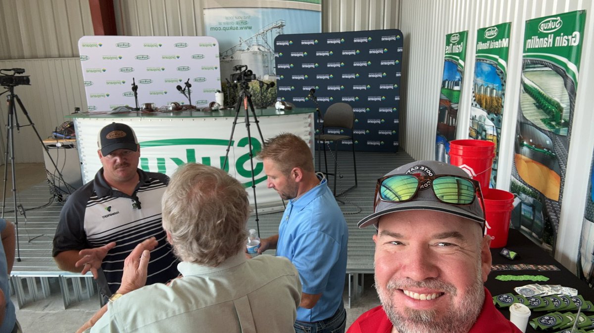 At @SukupMfg machine shed til 1 with @Farm4ProfitLLC @cb_catt at @FPShow if your an agent come by and get a signed bucket from @snarkosaurous til 1 pm today.