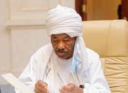ahmadhgurashi's tweet photo. بسم الله الرحمن الرحيم
حزب الأمة القومي

رسالة من سعادة اللواء فضل الله برمة ناصر
رئيس الحزب  

ردي على رسالة الأخ عبدالفتاح البرهان القائد العام لقوات الشعب المسلحة بمدينة بورتسودان يوم ٢٨ اغسطس ٢٠٢٣م. 

السلام عليكم ورحمة الله وبركاته،،،

العصر الحالي فتح مساحات واسعة للتعبير، وهذا يحتم علينا أن نكون حريصين، بأن خطابنا يحترم كرامة الآخرين. 

العمل المشترك، لإيقاف هذه الحرب، يتطلب مننا أقصى درجات ضبط النفس، والكياسة في التواصل، والمحافظة على الإحترام ، والتفاهم، وخلق طريق ذو اتجاهين من الحوار المفتوح، بدلاً من طريق واحد  للإعتداء اللفظي وحرق جسور الثقة التى كانت أحد أسباب هذه الحرب. 

نحن فى حزب الامة القومي، نتبنى خطاب المحبة، ونزرع  ثقافة الإحترام المتبادل، والتعاطف مع جميع أبناء وبنات الوطن وننادي بعضنا بالحبيب والحبيبة، والآخرين نسميهم بالاخوان والأخوات فى الوطن العزيز، ونعمل بمبدأ الإختلاف في الرأي لا يفسد للود قضية.  

الإهانات المغطاة بالفكاهة، أو السخرية، تعمل على التقليل من كرامة الفرد، وقيمته وتكسر جسور التفاهم والإحترام . 

إن الإستجابة الواعية والمهذبة، ضرورية للحفاظ على كرامة الفرد، والوقوف ضد الإهانة، أمر ضروري لبناء مجتمع محترم، حيث حرية التعبير الرصين، تنير لنا الطريق نحو السلام الدائم، وبلا شك التعبير الرصين سيكون سلاحنا لإيقاف هذه الحرب اللعينة، وبناء جسور المحبة لمجتمعنا السوداني ��لعريض وبناء نسيجه الإجتماعي الذى مزقته الحروب.

أذكر جميع أبناء وبنات وطننا العزيز بأن عليكم مسؤولية كبيرة، لإيقاف هذه الحرب، والعمل بروح وطنية صادقة،  وتقبل بعضنا  بقلب وذهن مفتوح، مهتدين بقول رسولنا الكريم: (أكمل المؤمنين إيماناً أحسنهم خلقاً). 

والله ولى التوفيق،،،

الثلاثاء ٢٩ أغسطس ٢٠٢٣م 

اللواء م ا.ح فضل الله برمة ناصر
رئيس حزب الامة القومي المكلف