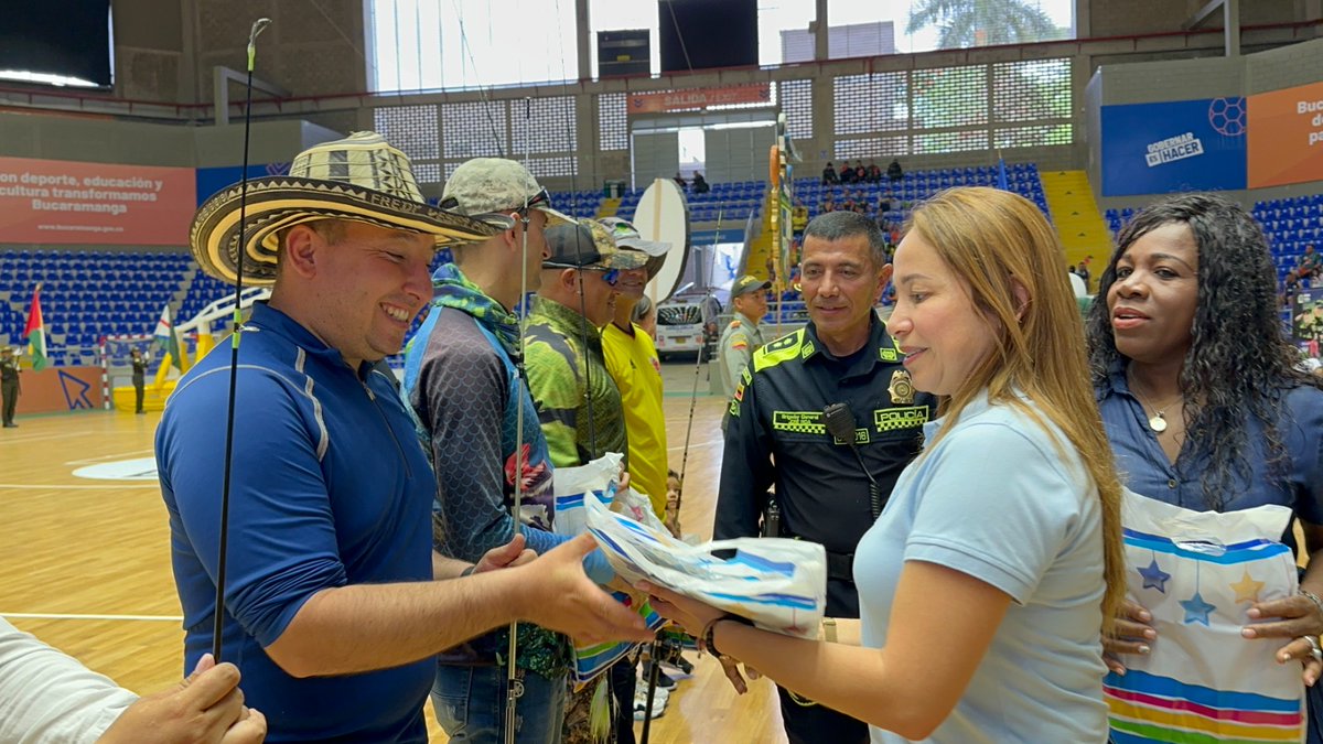 AosPolicia's tweet photo. #AOSSantander participó en la inauguración de los juegos deportivos estrategia 4D de la @PoliciaBmanga, donde entregaron detalles #ManoTendidaYCorazónDispuesto https://t.co/5M9F1kF7ix