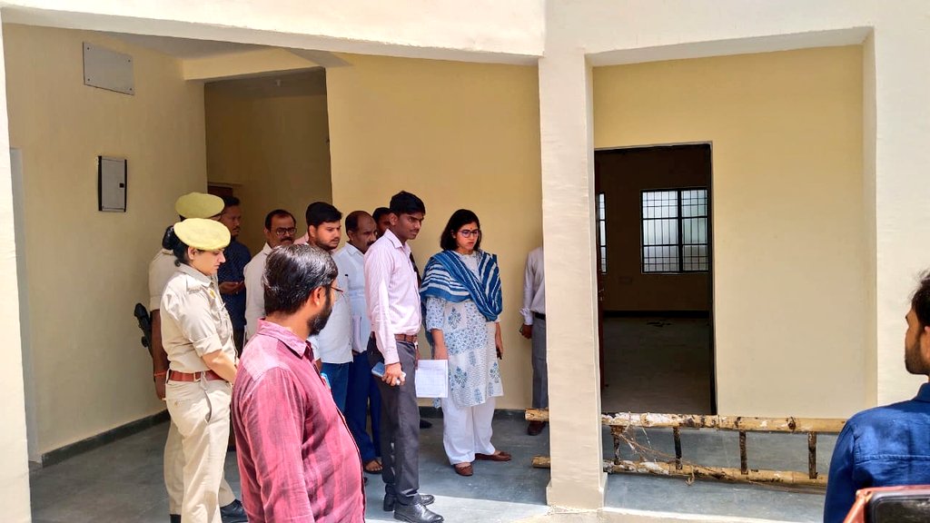 आदरणीय DM मैडम द्वारा कस्तूरबा गांधी बालिका विद्यालय, बंगरा का निरीक्षण किया गया।
<a href="/UPGovt/">Government of UP</a> <a href="/CMOfficeUP/">CM Office, GoUP</a> <a href="/basicshiksha_up/">Department Of Basic Education Uttar Pradesh</a>
<a href="/thisissanjubjp/">Sandeep Singh</a> @DM_Jalaun @Chandra945301