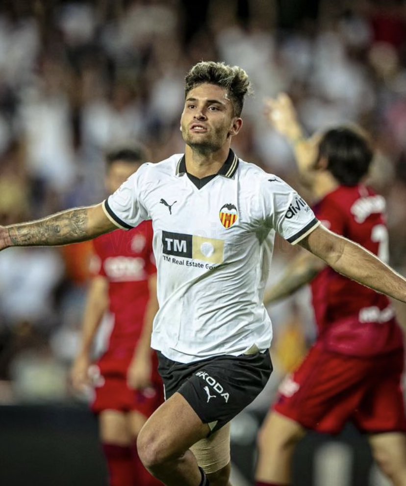 MesasSport's tweet photo. ⚽️ @hugoduro14
9️⃣ El delantero centro Madrileño anotó su primer GOL de la temporada en @LaLiga frente / @Osasuna
🚀 ¡EL PRIMERO de MUCHOS, HUGO!
#PlayerMesasSport #HugoDuro #TeamMesasSport #ValenciaCF #LaLigaEASPORT #ValenciaOsasuna #WinAndWinAgain https://t.co/NnWxtERf9m