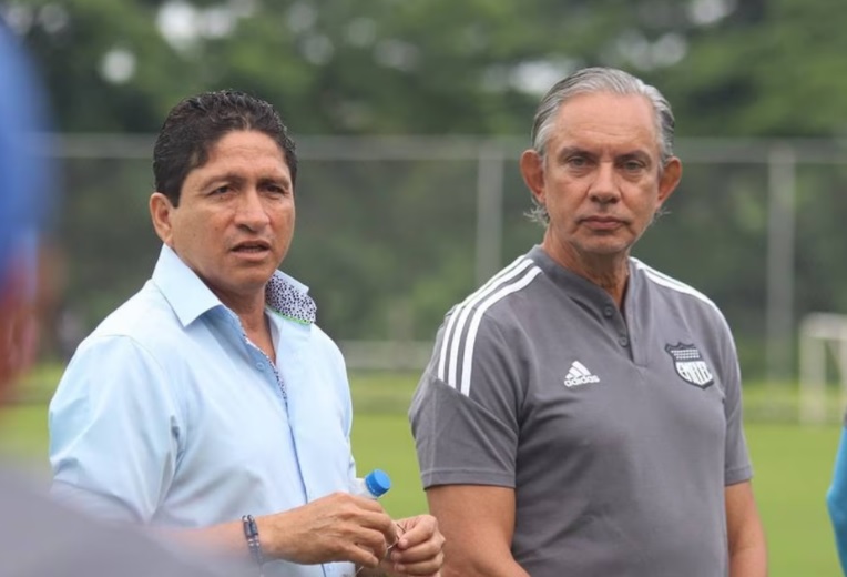 marcadorec's tweet photo. ‘José Pileggi es de espanto. Hizo de Emelec, con guión de una película de terror, un pedazo de equipo secuestrado por la mediocridad y el quemeimportismo’, dice exdirectivo millonario ➡ https://t.co/qL0cktu3Uj https://t.co/dGAGIjC2vL