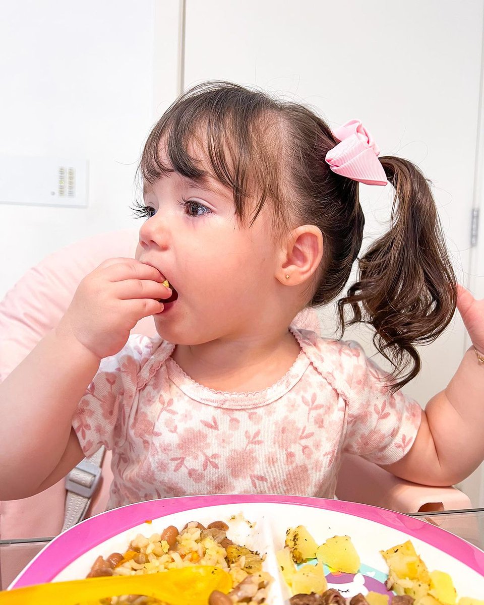 kuttlerLiz's tweet photo. 🌸| Hora do papazinho.

Mamãe fez a comida que eu mais gosto, e agora ela deixa eu comer sozinha. Sempre uma diversão em cada coisa que fazemos juntas. ♥️ https://t.co/Uitzi8JKSO