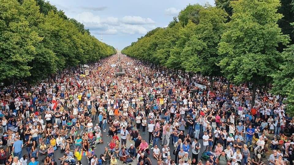 Don_Virus_1's tweet photo. Heute genau vor 3 Jahren | #Berlin 29.08.2020 | Internationale #Querdenken #Demo
Ihr wisst schon, die 17.000 😉
#Be2020
#Be082020
#Frieden
#Freiheit
#Demokratie https://t.co/f9Hsza9ZRg