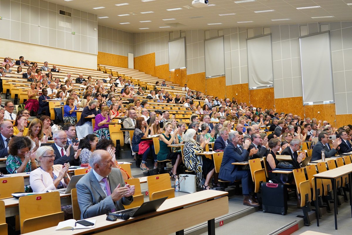 acpoitiers's tweet image. Réunion de #rentree2023 pour 300 cadres de la Vienne et des Deux-Sèvres à l'@UnivPoitiers
➡️@BndicteRobert fixe les priorités de l'année scolaire
➡️Intervention et échanges avec le sociologue Gérald Bronner sur l'éducation aux médias et l'#espritcritique à l'ère du numérique