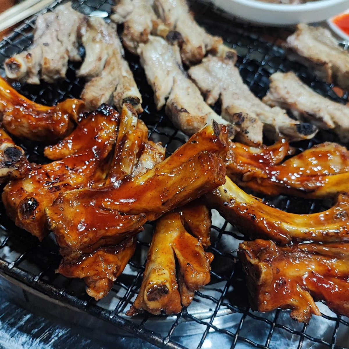yahtrans's tweet photo. 夜ご飯は西面の人気店チョッチュカルビでスペアリブ🐖
塩味、BBQ、スパイシーの3種をchoice🐽
大行列を並ぶだけあって美味でした𓃟
ブタ食べたあとに今度は鶏
韓国版ケンタッキーのリムスチキン🐓
ビールが止まりませんでした🍻
#韓国旅行
#チョッチュカルビ
#味付けカルビは食べません
#リムスチキン https://t.co/mJ5HEP41BB