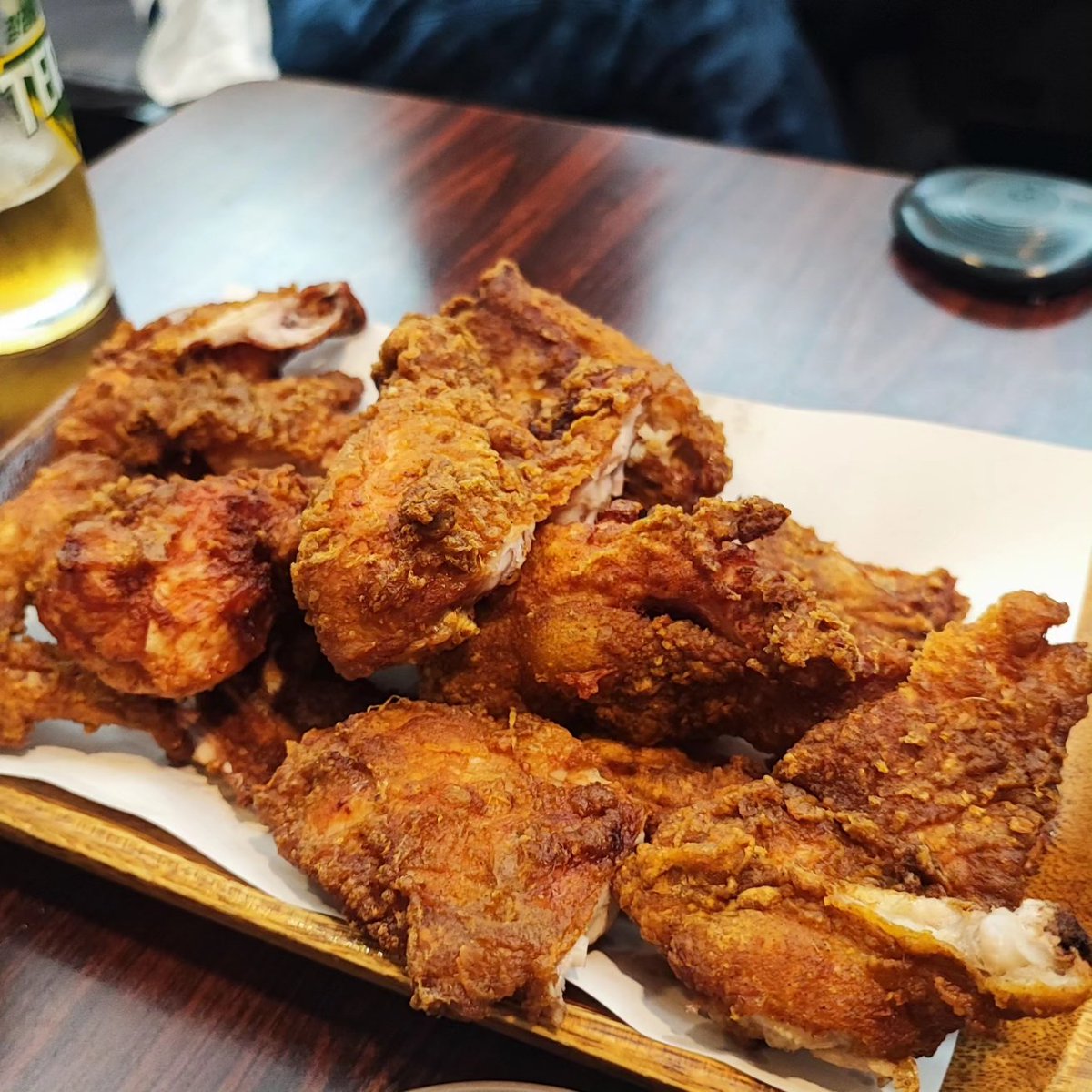 yahtrans's tweet photo. 夜ご飯は西面の人気店チョッチュカルビでスペアリブ🐖
塩味、BBQ、スパイシーの3種をchoice🐽
大行列を並ぶだけあって美味でした𓃟
ブタ食べたあとに今度は鶏
韓国版ケンタッキーのリムスチキン🐓
ビールが止まりませんでした🍻
#韓国旅行
#チョッチュカルビ
#味付けカルビは食べません
#リムスチキン https://t.co/mJ5HEP41BB