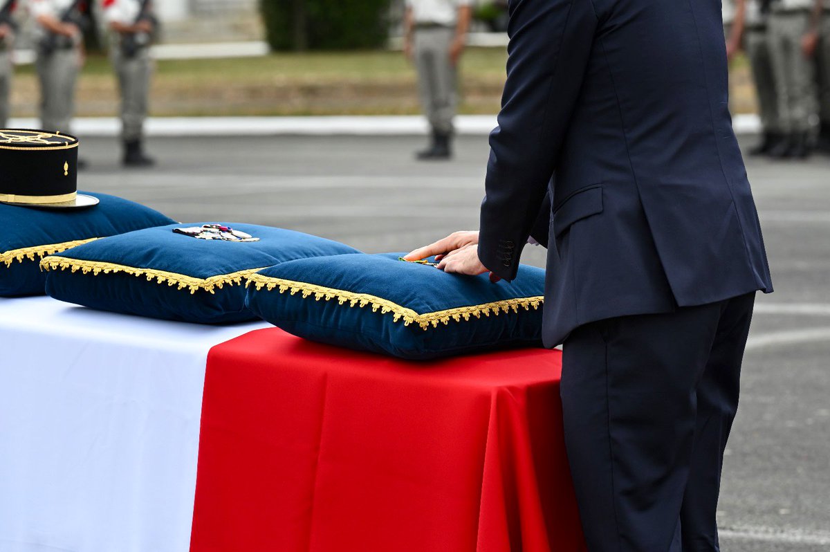 SebLecornu's tweet photo. La Nation s’incline devant l'engagement de l’adjudant-chef Nicolas Latourte.

Un grand professionnel, rigoureux et précis.
Un chef remarquable, juste et compétent.
Un frère d’armes souriant et ouvert.

Mort pour la France. Je m’associe à la peine de sa famille et de ses camarades https://t.co/fUXoNDDYqV