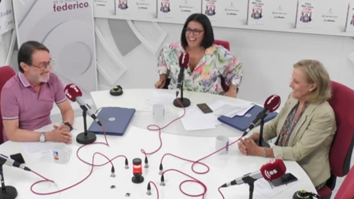 yesicasc's tweet photo. Una imagen vale más que mil palabras... Qué grandes nuestros contertulios de hoy: @pbarrientos11 @PerezGimeno y #danielicarande

Aquí el enlace a la #crónicarosa de este martes:
https://t.co/sEPB6roqgk

#risas #bromas #fados #ymas en @eslamananadeFJL @esRadio https://t.co/7arAaeknsB