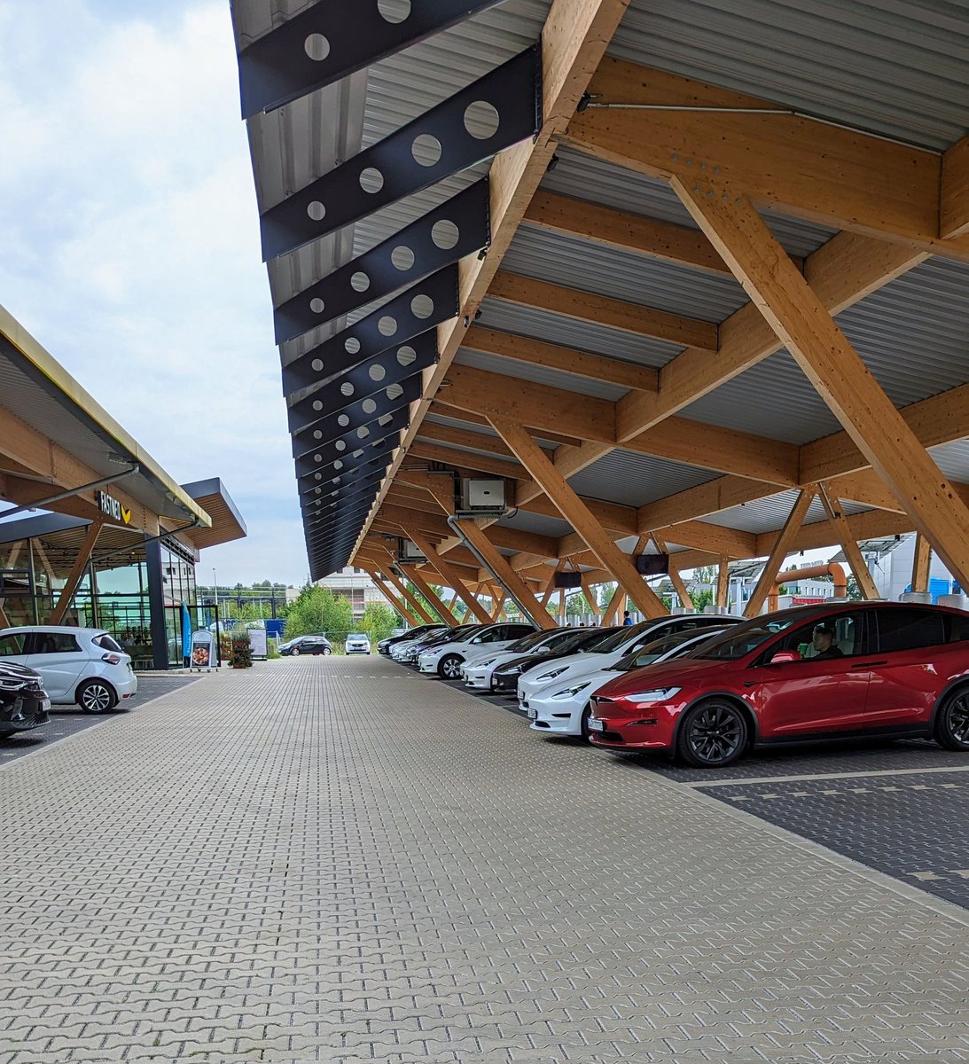 PatrykBacia's tweet image. @RolandSchueren #elektroauto  #ladepark #hilden #Tesla trotz der Auslastung, Null Probleme. Der Kaffee ist auch ohne Wartezeit, heiß und lecker. 👍🏼😎
