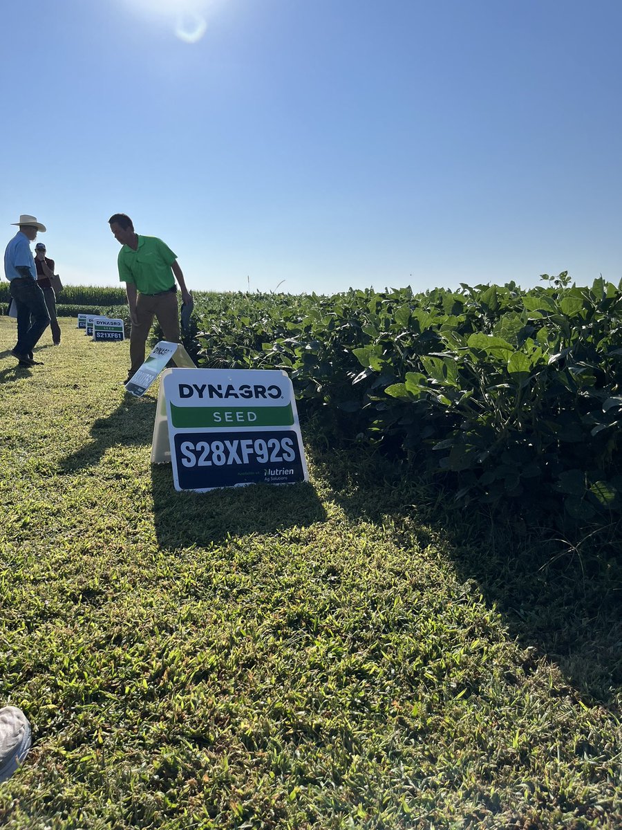 Bayer4CropsGLC's tweet photo. This morning @NutrienAgRetail and @DynaGroSeed are touring the Learning Center 📚✅ https://t.co/1sfU6Z0DWv