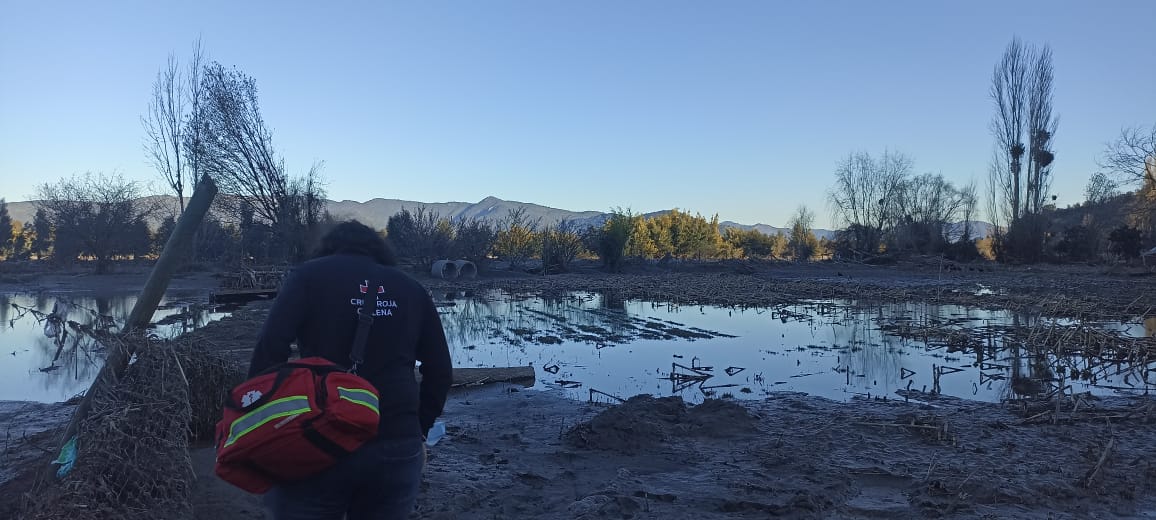 Voluntarios en terreno <a href="/CRE_Emergencias/">Cruz Roja Emergencias</a> <a href="/CruzRojaChilena/">Cruz Roja Chilena</a>