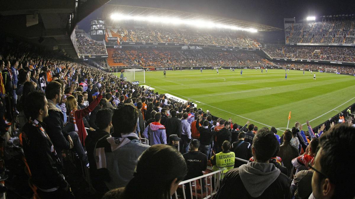 RadioTaronja_'s tweet photo. 🦇 Lo de que, pese a todo, haya tantos jugadores que esperen al Valencia hasta el final habla de la grandeza de este club. AMUNT! https://t.co/FG4fRFJvFZ