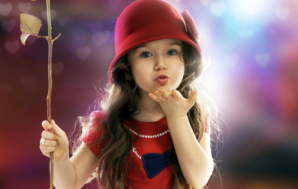 gamar_14s's tweet photo. يظل المرء منا قليلُ الكلام هادئ الطبع حتى يُجالس أقوامًا يجد بينهم راحته وسكينته حينها يتبدل تمامًافترى الأحاديث تقطر من فمهِ بغير مهل ويتلاشى هدوئه ذاك ليحل محله الجلبة والصَخب إن المرء منا إذا أمِن واستراح ظهرت كَينونته الحقيقية التي يخبأها بين جَنبيه وما ألذه من شعور
#السعاده https://t.co/eZMvW3oyN9