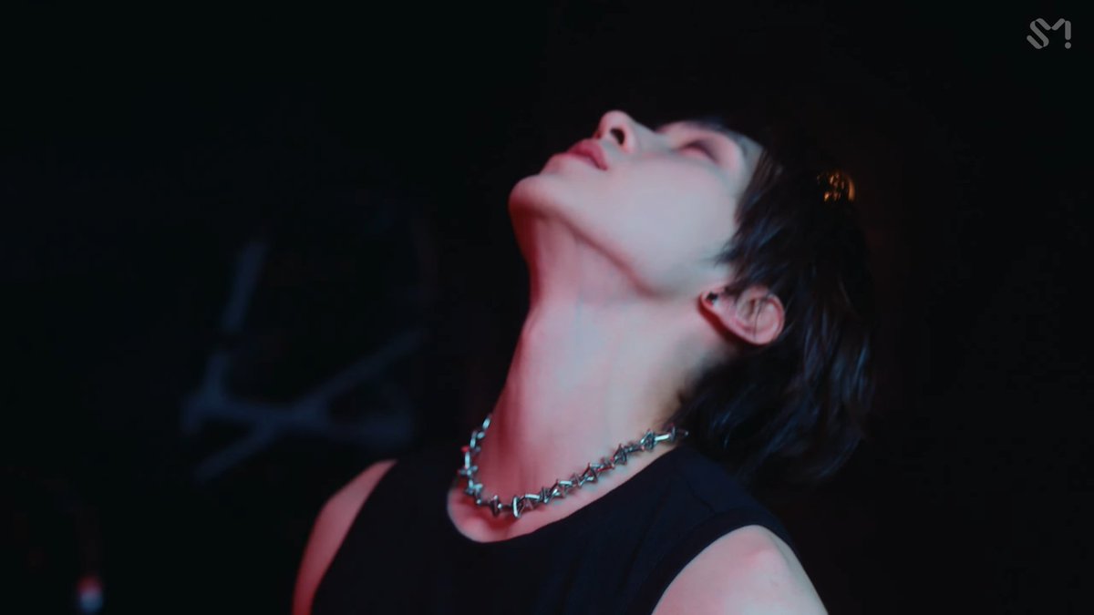 HENDERY44's tweet photo. HUANG GUANHENG HENDERY OMFG https://t.co/VjAwxk2ypJ